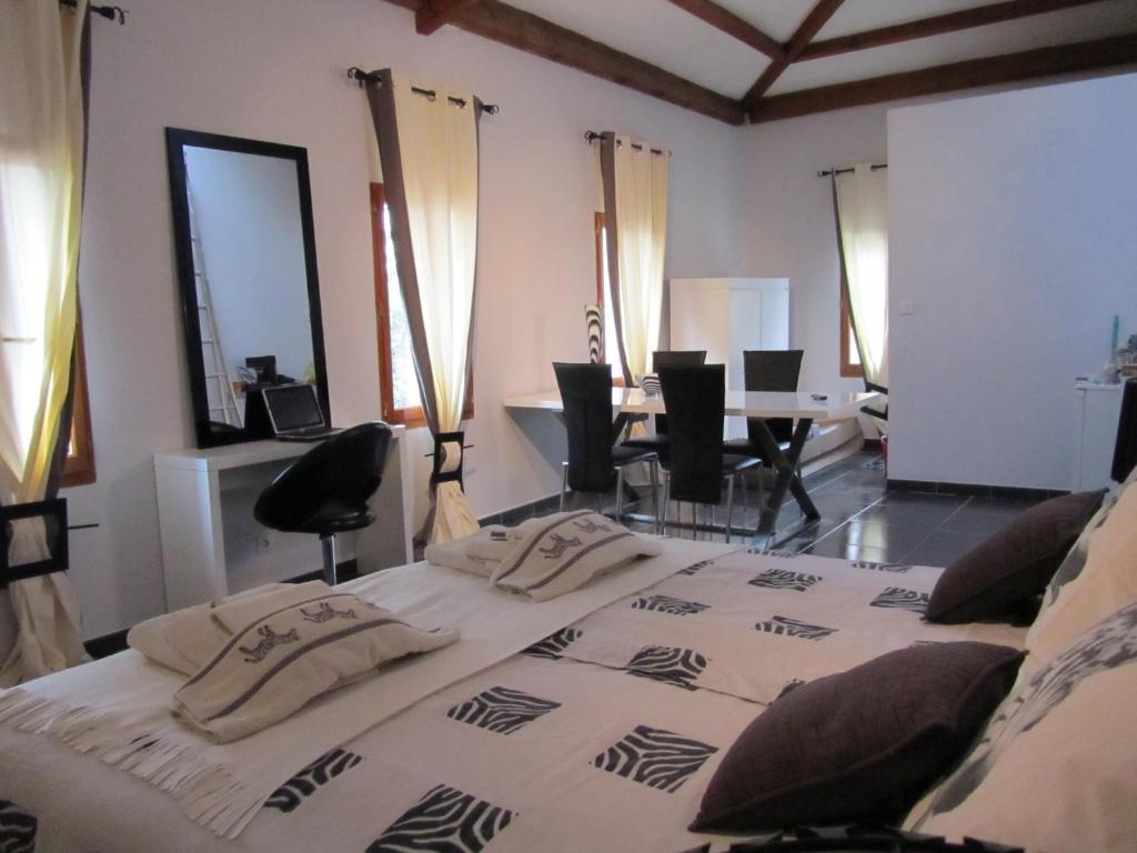 Le Mas Shabanou Roquefort-les-Pins Room photo